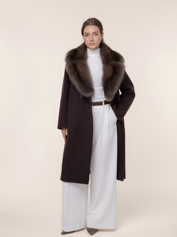 Кашемировое пальто с воротником из седого соболя и крокодиловыми пуговицами