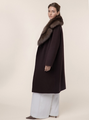 Кашемировое пальто с воротником из седого соболя и крокодиловыми пуговицами