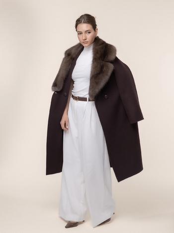 Кашемировое пальто с воротником из седого соболя и крокодиловыми пуговицами